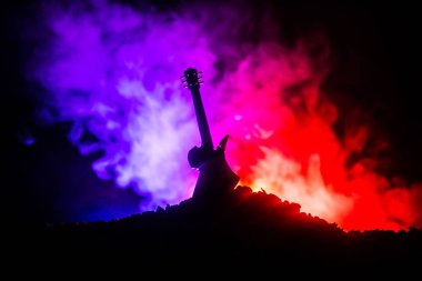 Müzik konsepti. Akustik gitar duman ile ışık altında karanlık bir arka plan üzerinde. Metin için Emptry yer. Etkileri ateş. Gerçeküstü gitar