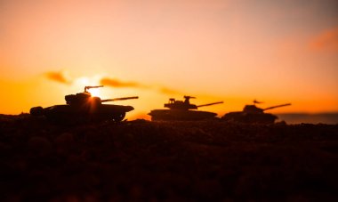 Savaş Konsepti. Askeri siluetler savaş sis gökyüzü arka plan üzerinde sahne mücadele, Gün batımında Bulutlu Skyline altında Dünya Savaşı Askerleri Siluetler. Saldırı sahnesi. Zırhlı araçlar.