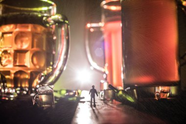 Soyut alkolizm kavramı. Sisli bir gecede dev gözlüklü yolun ortasında duran bir adam silüeti alkollü içecek ile dolu. Yaratıcı sanat çalışmaları dekorasyon