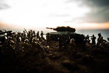 Savaş Konsepti. Askeri siluetler savaş sis gökyüzü arka plan üzerinde sahne mücadele, Gün batımında Bulutlu Skyline altında Dünya Savaşı Askerleri Siluetler. Saldırı sahnesi. Zırhlı araçlar.