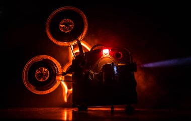 Sis ve ışık ile karanlık bir arka planda eski Vintage Film projektör. Film yapma kavramı. Seçici odak