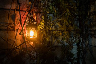Güzel renkli bahçe lambası gece ışıklı. Retro tarzı fener gece açık. Seçici odak
