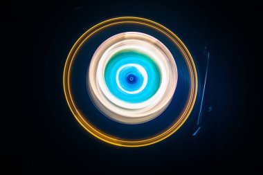 Müzik Dj konsepti. Yangın ve duman vinil kayıt üzerinde iz. Vinil disk yazma. Pikap vinil plak çalar koyu arka plan üzerinde. Seçici odak