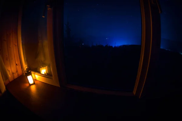 Escena Nocturna Estrellas Vistas Por Ventana Desde Cuarto Oscuro Cielo — Foto de Stock