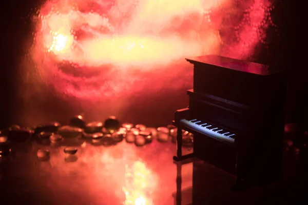 创意概念。艺术装饰与钢琴在黑暗的色调雾背景与光. — 图库照片