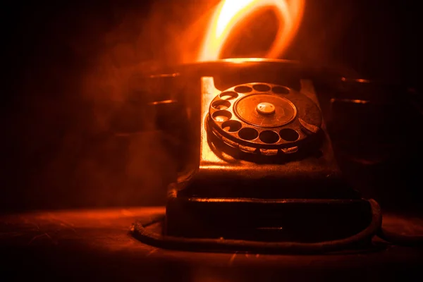 Старий Чорний Телефон Старій Дерев Яній Дошці Художнім Темним Фоном — стокове фото