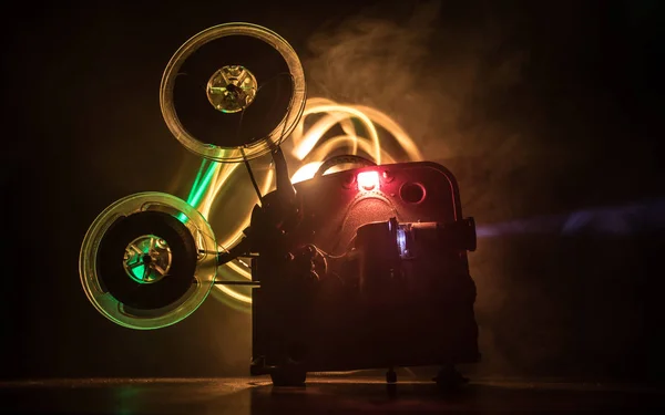 Antiguo Proyector Películas Vintage Sobre Fondo Oscuro Con Niebla Luz — Foto de Stock