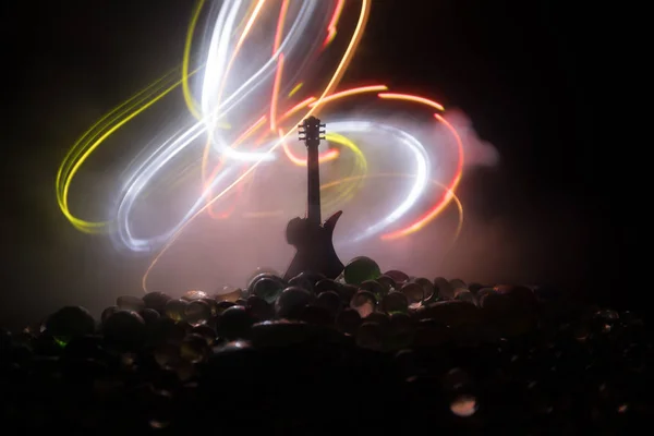 Concepto Musical Guitarra Acústica Sobre Fondo Oscuro Bajo Haz Luz —  Fotos de Stock