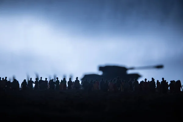 Zajat nepřátelským konceptem. Vojenské siluety a dav na pozadí válečné mlhy. Světoví vojáci a obrněný pohyb vozidel, zatímco se vyděšení lidé dívají. Dekorace kresby. — Stock fotografie