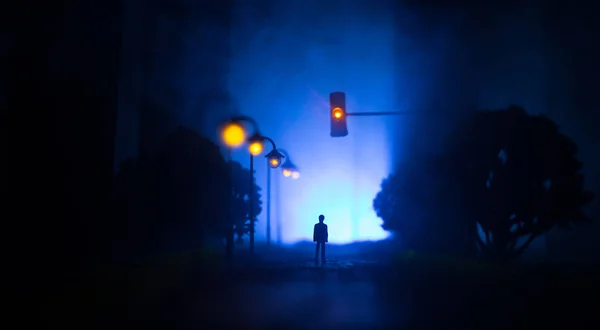 Decoração Obras Arte Homem Numa Estrada Cidade Queimada Vista Apocalíptica — Fotografia de Stock