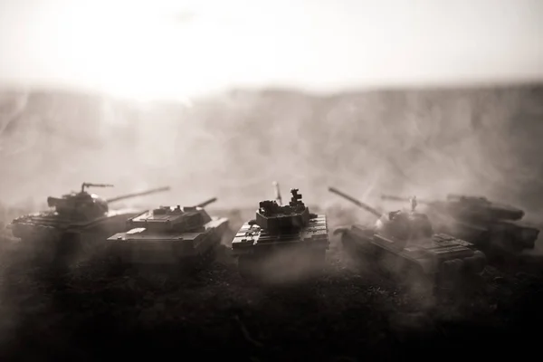 Kriegskonzept. Militärische Silhouetten Kampfszene auf Kriegsnebel Himmel Hintergrund, Weltkriegssoldaten Silhouetten unter bewölkten Skyline bei Sonnenuntergang. Angriffsszene. gepanzerte Fahrzeuge. — Stockfoto