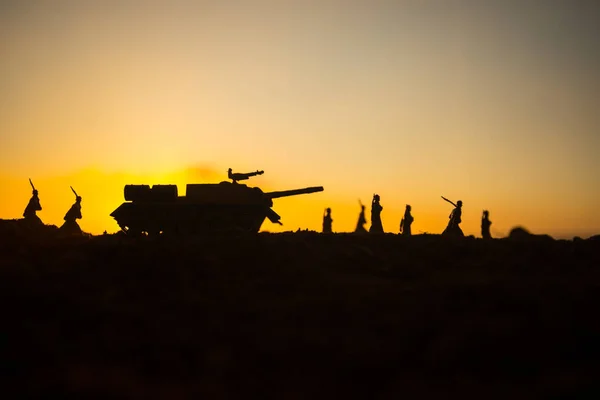 Concetto di guerra. Silhouette militari scena di combattimento su sfondo cielo nebbia di guerra, Soldati della Guerra Mondiale Silhouettes Below Cloudy Skyline al tramonto. Scena dell'attacco. Veicoli blindati . — Foto Stock