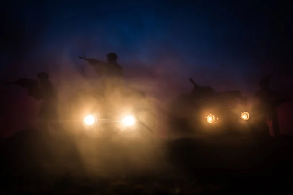 Krigs koncept. Militära silhuetter slåss scen på krig dimma himmel bakgrund, slåss silhuetter under grumlig skyline på natten. Strids scen. Armé fordon med soldater. Armén — Stockfoto