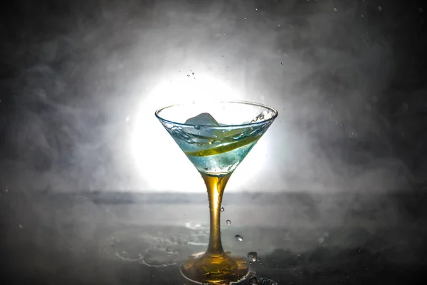 Verre Cocktail Martini Éclaboussant Sur Fond Fumé Foncé Cocktail Coloré — Photo