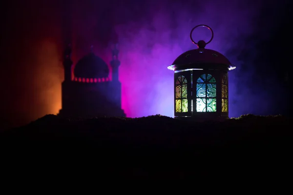 Украшенный Арабский Фонарь Горящей Свечой Светящейся Ночью Темном Туманном Фоне — стоковое фото