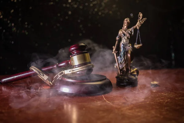 法律テーマは 正義の女神像の木製の机の上の裁判官のマレット 破産裁判所 犯罪の概念 手錠とお金法律小槌 — ストック写真