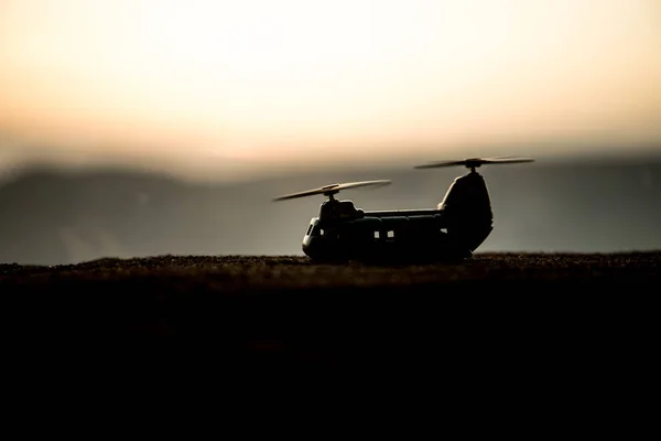 Silhouette Eines Militärhubschraubers Der Bereit Ist Aus Dem Konfliktgebiet Fliegen — Stockfoto