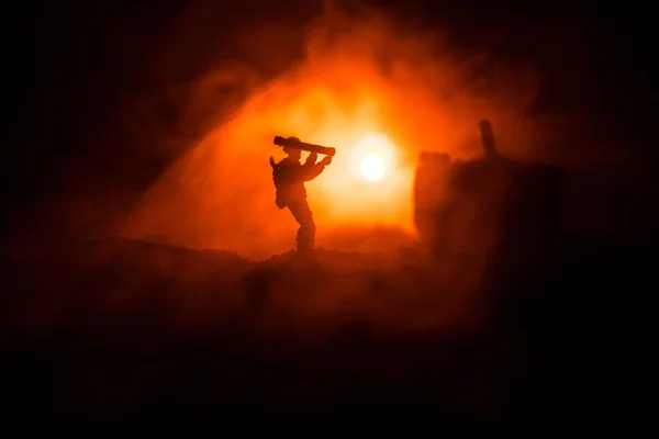 Sílhueta de soldado militar com bazuca. Conceito de Guerra. silhuetas militares lutando cena no fundo do céu nevoeiro de guerra, silhueta de soldado apontando para o alvo à noite — Fotografia de Stock