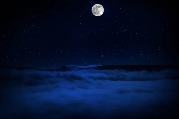 Górska droga przez las w nocy pełno księżyca. Malowniczy nocny krajobraz drogi wiejskiej w nocy z dużym Księżycem. Selektywna koncentracja — Zdjęcie stockowe