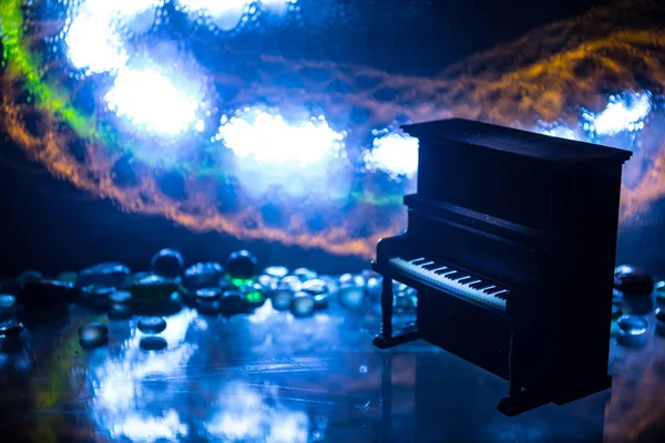 Concepto creativo. Decoración de obra de arte con piano sobre fondo nebuloso tonificado oscuro con luz . — Foto de Stock