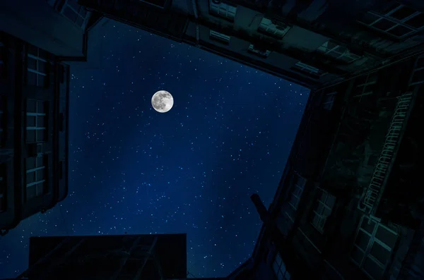 Fullmåne över staden på natten, Baku Azerbajdzjan. Big Full Moon Shining Bright över skyskrapor — Stockfoto