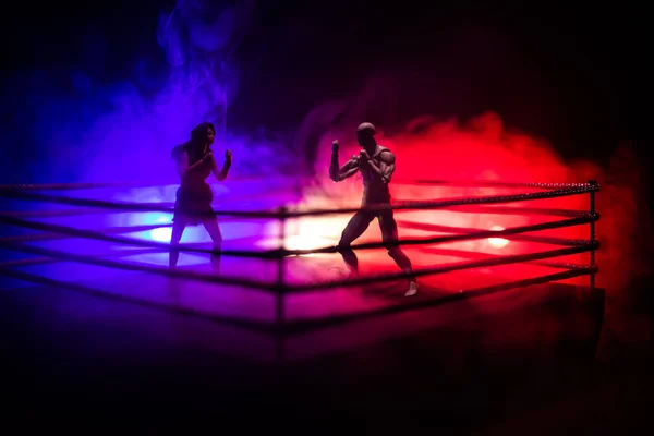 男と女がボクシングのリングに スポーツ コンセプト 霧のトーンの暗い背景におもちゃで芸術家の装飾 — ストック写真