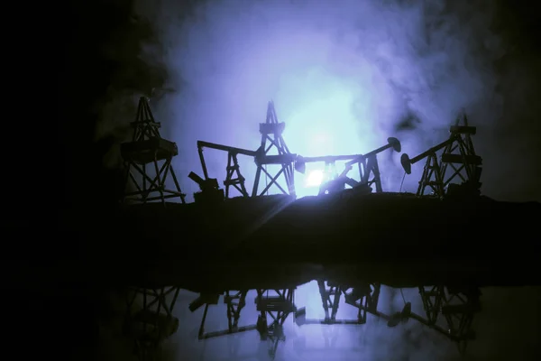 Resim Dekorasyon Yağ Pompaları Petrol Sis Arka Işık Ile Gece — Stok fotoğraf