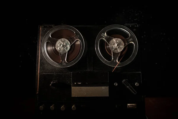 Ειδικός πράκτορας αντικατασκοπείας ακούει συνομιλίες και αρχεία σε ένα τροχό για να κύλινδρο μαγνητόφωνο 3 — Φωτογραφία Αρχείου