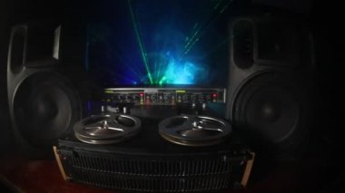 Koyu tonda sisli arka plan üzerinde makara oynatıcı ve kaydedici eski vintage makara. Makaralı Analog Stereo Açık Makara Bant Güverte Kaydedici Çalar. 