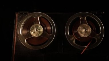 Koyu tonda sisli arka plan üzerinde makara oynatıcı ve kaydedici eski vintage makara. Analog Stereo Açık Makara Bant Güverte Kaydedici Çalar Makaralar ile. Seçici odaklama