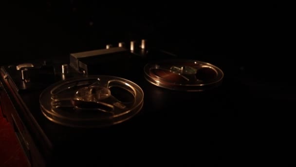 어두운 배경에 플레이어와 레코더를 오래된 빈티지 아날로그 스테레오 테이프 레코더 — 비디오