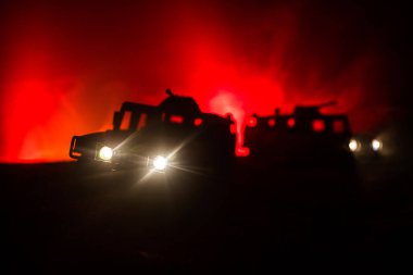 Savaş Konsepti. Askeri siluetler savaş sis gökyüzü arka plan üzerinde sahne mücadele, Geceleri Bulutlu Skyline Altında Siluetler Mücadele. Savaş sahnesi. Askerlerle birlikte ordu aracı. Ordu