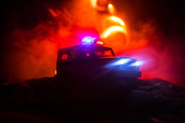 Geceleri polis arabaları. Polis arabası sisli bir arabayı gece takip ediyor. 911 acil durum arabası suç mahalline doğru hızla gidiyor. Seçici odak