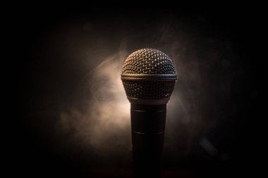 Ses, müzik için mikrofon, ses stüdyosunda ya da sahnede karaoke. Mikrofon teknolojisi. Ses, konser eğlence arka planı. Konuşma yayın ekipmanı. Canlı pop, rock müzik performansı