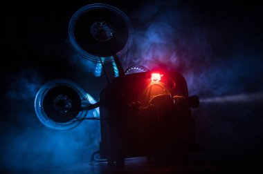 Sis ve ışık ile karanlık bir arka planda eski Vintage Film projektör. Film yapma kavramı. Seçici odak