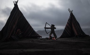 Yaratıcı kavramı dekorasyon. Eski bir Kızılderili teepee akşam çölde. Kızılderili çadırı ev Hint tarzı.
