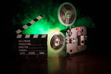 Sis ve ışık ile karanlık bir arka planda eski Vintage Film projektör. Film yapma kavramı. Seçici odak