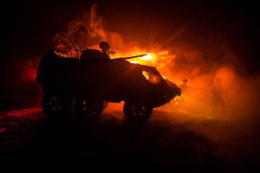 Savaş Konsepti. Savaş sisli gökyüzü arka planında askeri siluetler gece vakti Bulutlu Gökyüzünün altında Alman Tankları siluetleri. Saldırı sahnesi. Zırhlı araçlar. Tanklar savaşıyor
