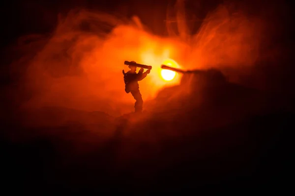 Vojenský voják s bazookovou siluetou. Válečný koncept. Vojenské siluety bojující s scénou na pozadí válečné mlhy, silueta vojáků směřující k cíli v noci — Stock fotografie