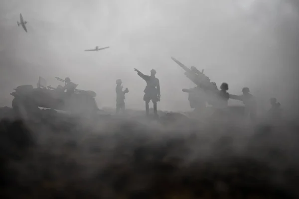 Un canon anti-aérien et des silhouettes militaires combattant sur fond de brouillard de guerre. Les forces aériennes alliées attaquent les positions allemandes. Oeuvre décorée scène . — Photo