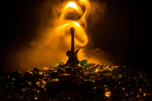 Concepto Musical Guitarra Acústica Sobre Fondo Oscuro Bajo Haz Luz — Foto de Stock