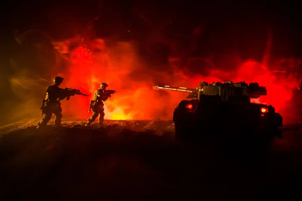 Έννοια πολέμου. Στρατιωτικές σιλουέτες σκηνή πάλης για τον πόλεμο ομίχλη ουρανό φόντο, Γερμανικού Πολέμου Δεξαμενές Σιλουέτες κάτω από συννεφιά Skyline τη νύχτα. Επίθεση. Θωρακισμένα οχήματα. Μάχη δεξαμενών — Φωτογραφία Αρχείου