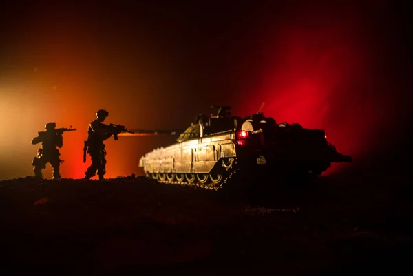 Koncepcja wojny. Wojskowe sylwetki walczące sceny na tle mgły wojennej niebo, Wojna światowa Niemieckie czołgi sylwetki poniżej chmury Skyline W nocy. Atak na miejsce. Pojazdy opancerzone. Bitwa czołgów — Zdjęcie stockowe