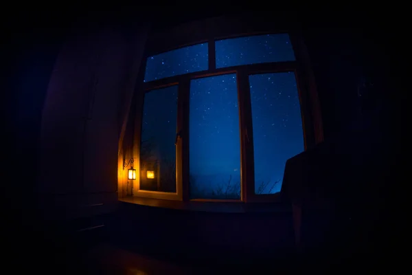 Scène Nocturne Étoiles Vues Par Fenêtre Depuis Une Pièce Sombre — Photo