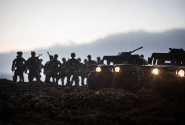 Militärpatrouillenwagen im Hintergrund des Sonnenuntergangs. Heereskriegskonzept. Silhouette eines gepanzerten Fahrzeugs mit Gewehr in Aktion. dekoriert. Selektiver Fokus — Stockfoto