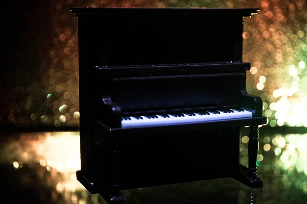 Творческая концепция. Декорации с фортепиано на темном туманном фоне со светом . — стоковое фото