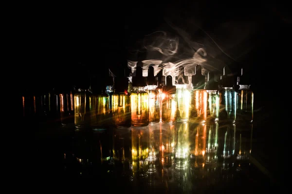 Concepto Vape Nubes Humo Botellas Vapor Líquido Sobre Fondo Oscuro — Foto de Stock