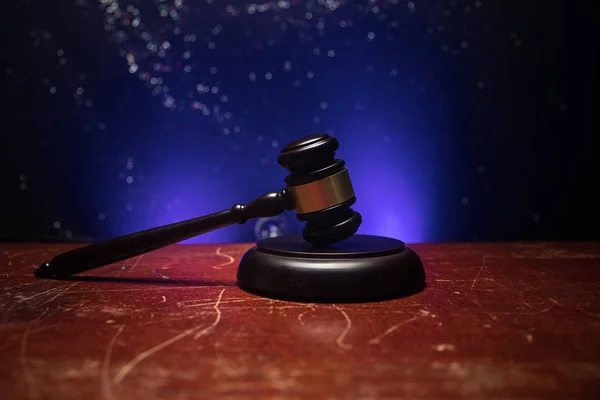 法律主题 法官的木棍在木桌与夫人正义雕像 法律木棍在黑暗的雾蒙蒙的背景与光 选择性对焦 — 图库照片