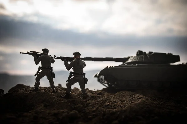Πολεμική ιδέα. Στρατιωτικά σιλουέτες που πολεμούν τη σκηνή στον πόλεμο ομίχλης του ουρανού. Σκηνή επίθεσης. Θωρακισμένα οχήματα. — Φωτογραφία Αρχείου