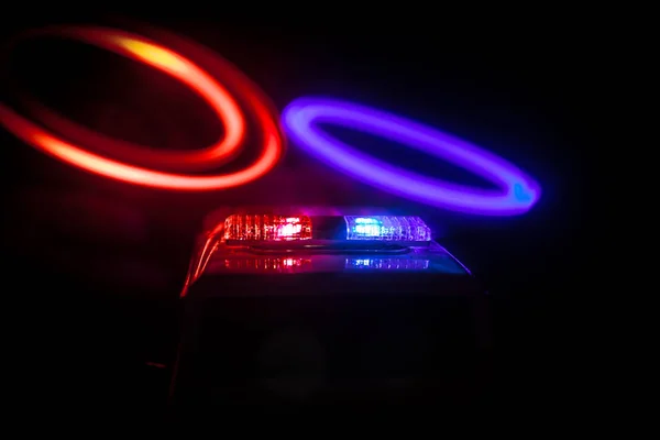Rendőrautók Éjszaka Rendőrautó Üldöz Egy Kocsit Éjszaka Ködös Háttérrel 911 — Stock Fotó